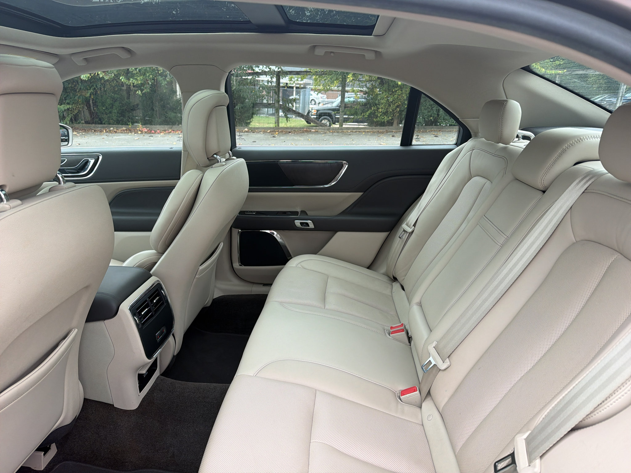 Used 2018 Lincoln Continental Select w/ Continental Climate Package FWD image 36