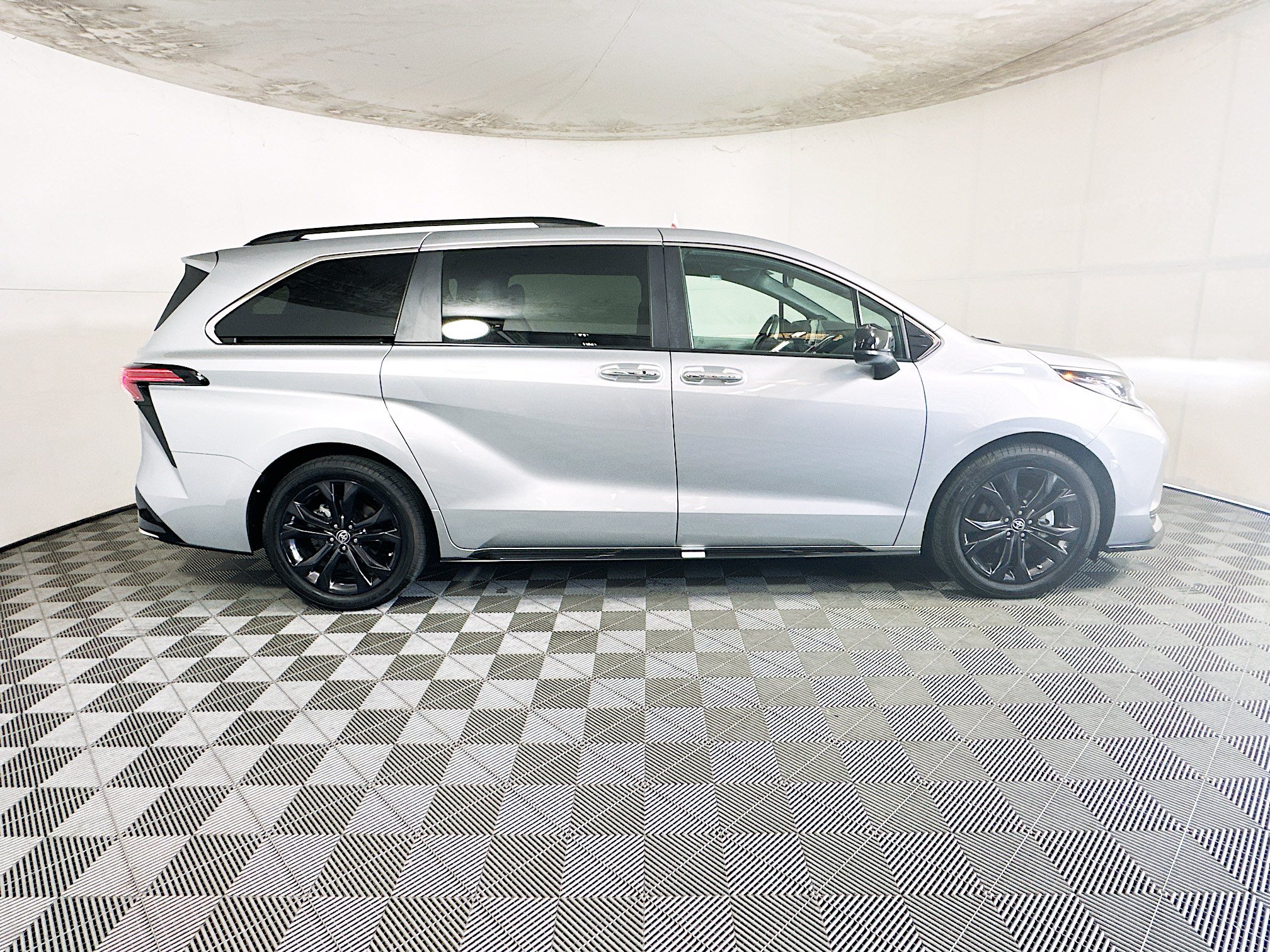 Certified 2023 Toyota Sienna XSE w/ XSE Plus Package FWD image 2