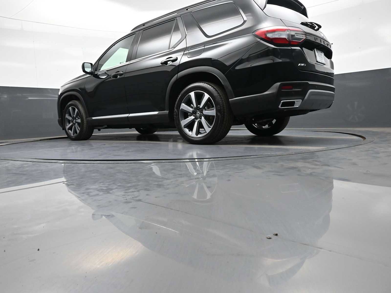 Certified 2025 Honda Pilot Touring image 35