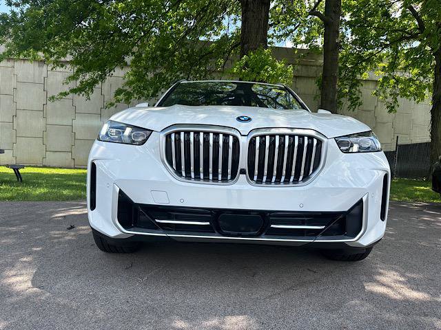 New 2026 BMW X5 xDrive50e w/ Climate Comfort Package AWD/4WD image 2