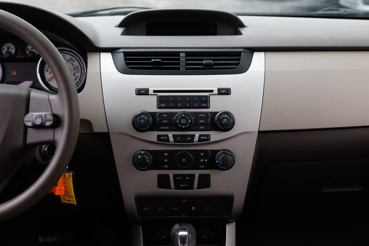 Used 2010 Ford Focus SE image 35