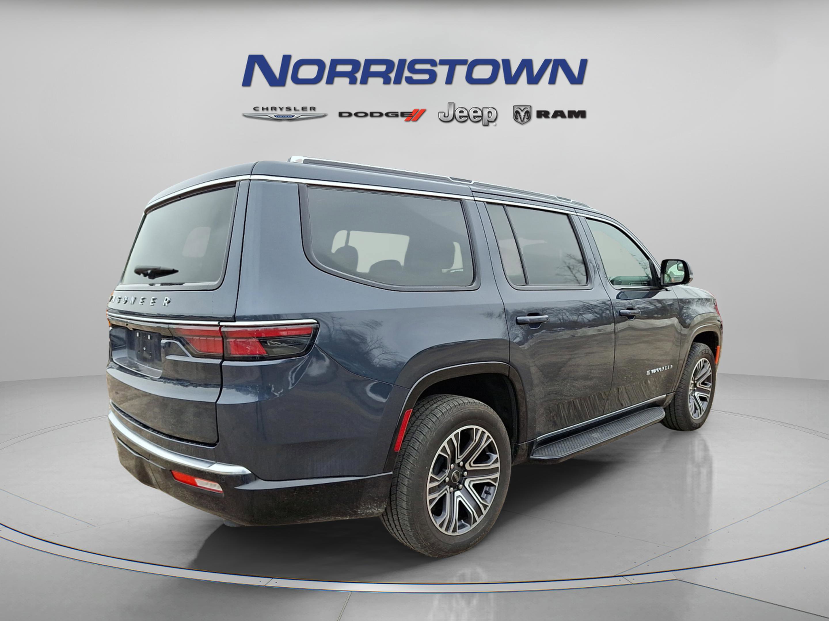 Used 2025 Jeep Wagoneer 4WD w/ Premium Group I image 6