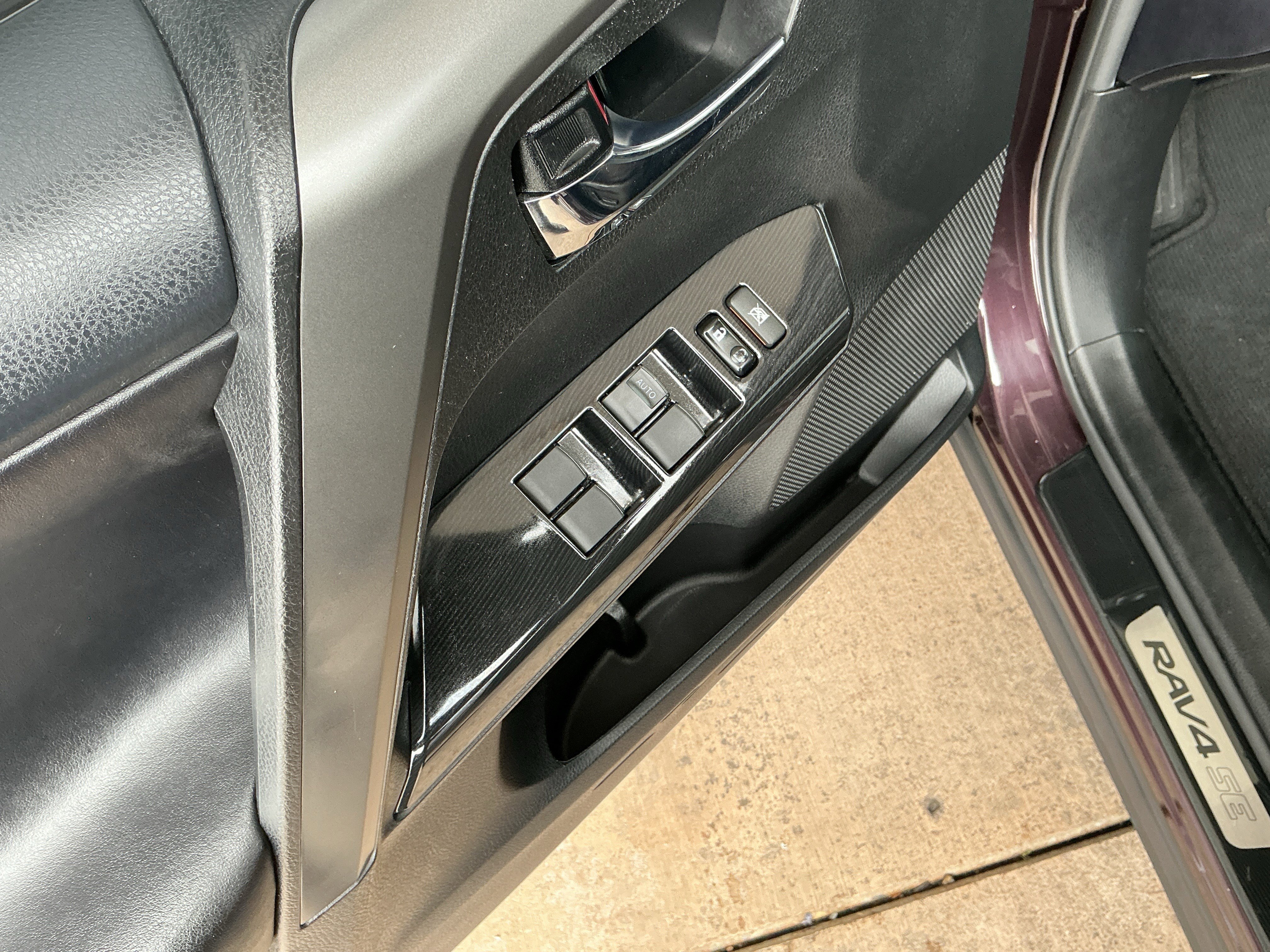 Used 2017 Toyota RAV4 SE image 15