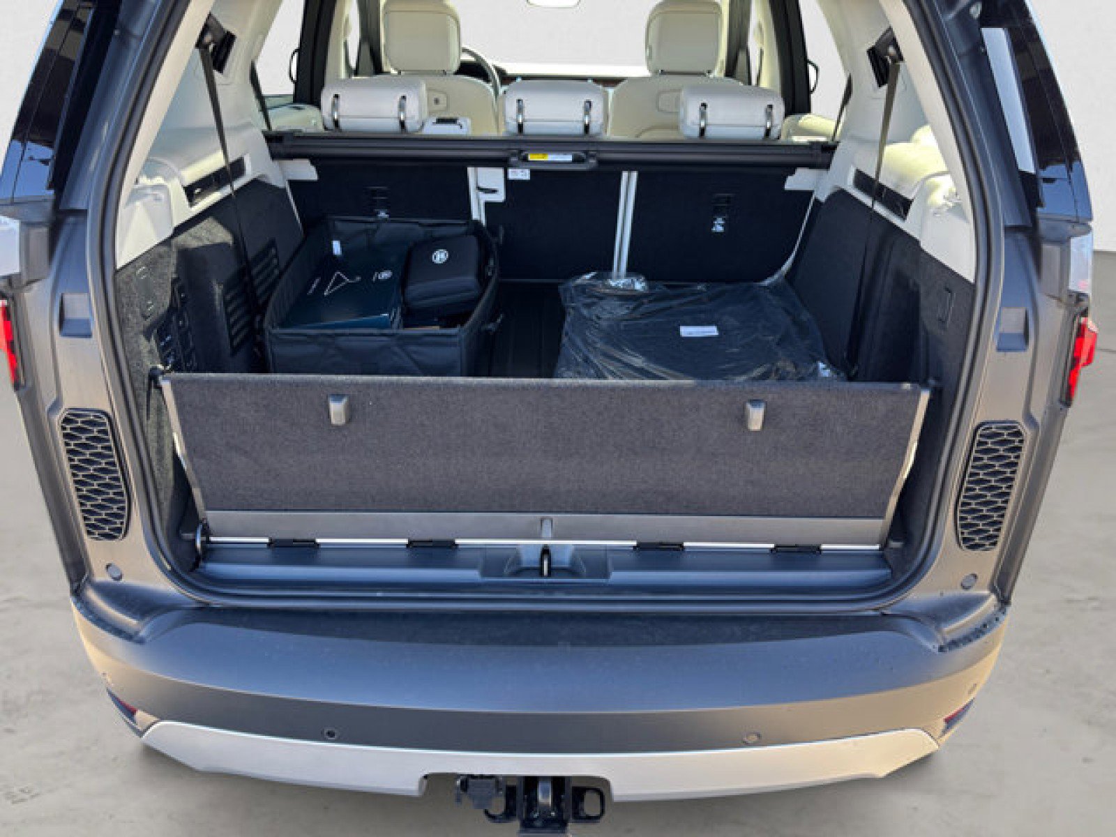 New 2025 Land Rover Discovery S image 19