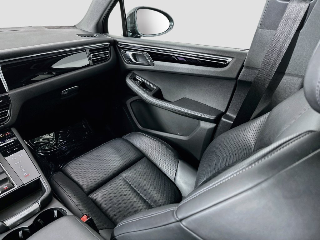 Certified 2024 Porsche Macan AWD/4WD image 26