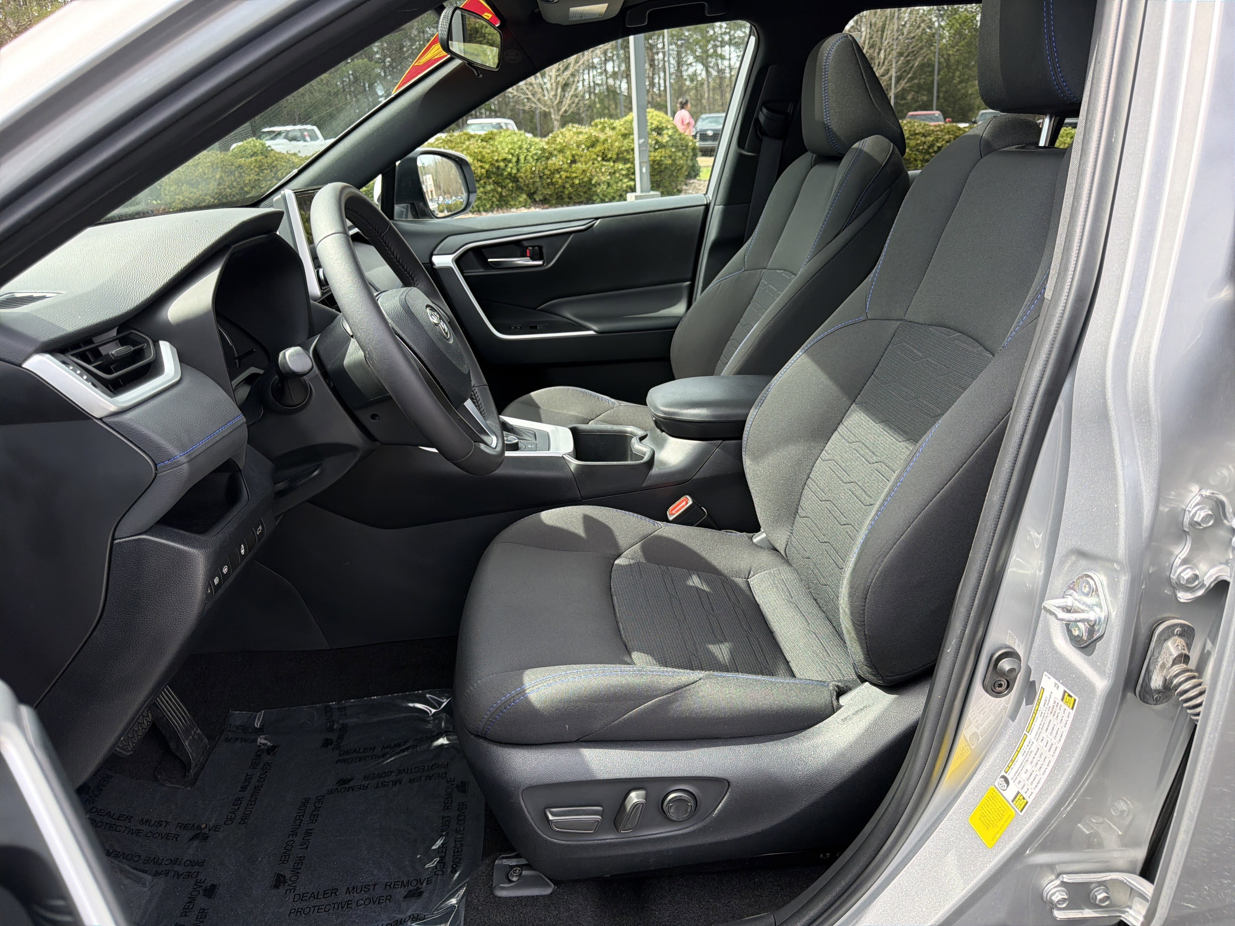 Used 2024 Toyota RAV4 SE w/ Convenience Package AWD/4WD image 9