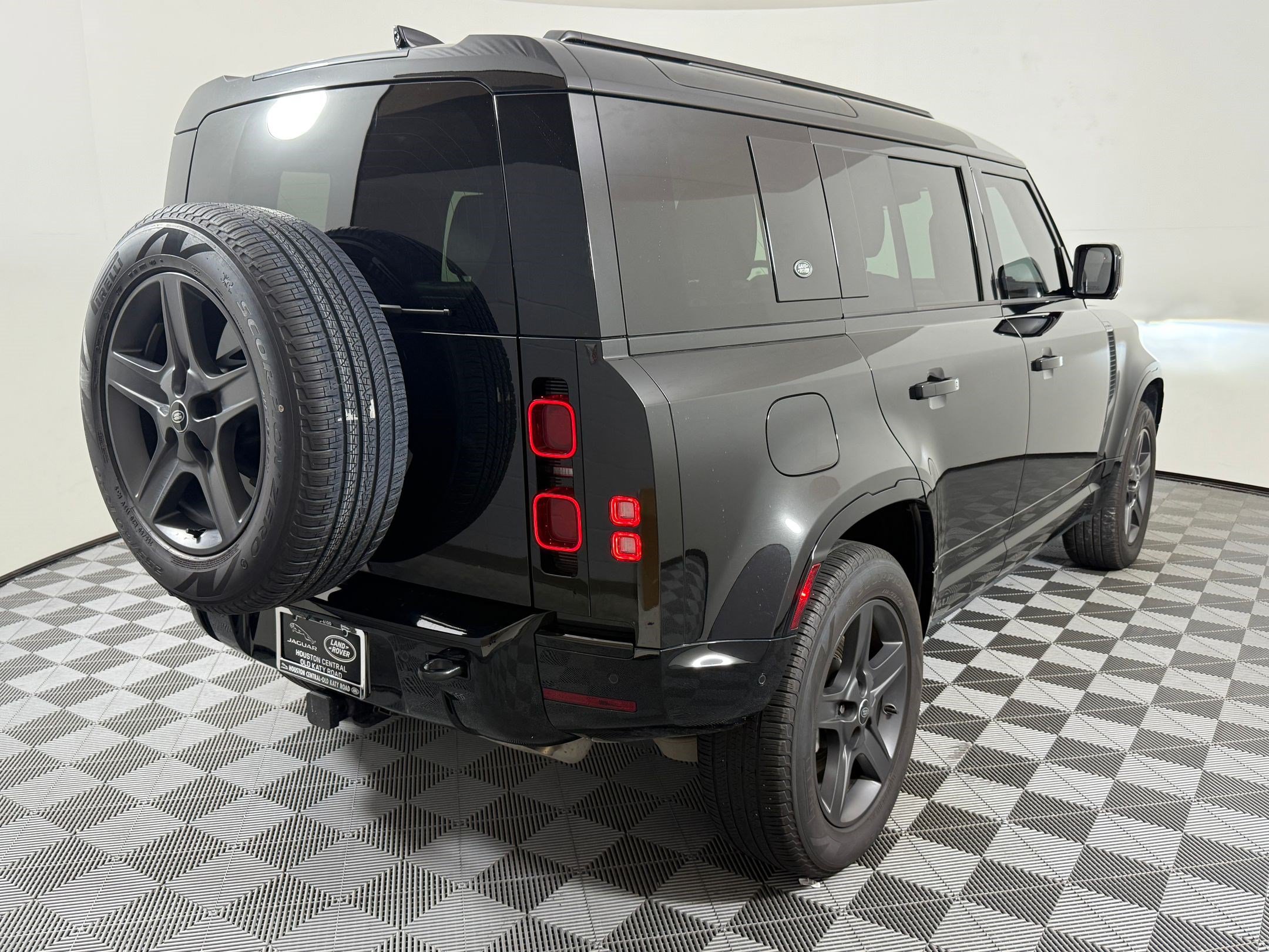 Used 2024 Land Rover Defender 110 X-Dynamic SE AWD/4WD image 9