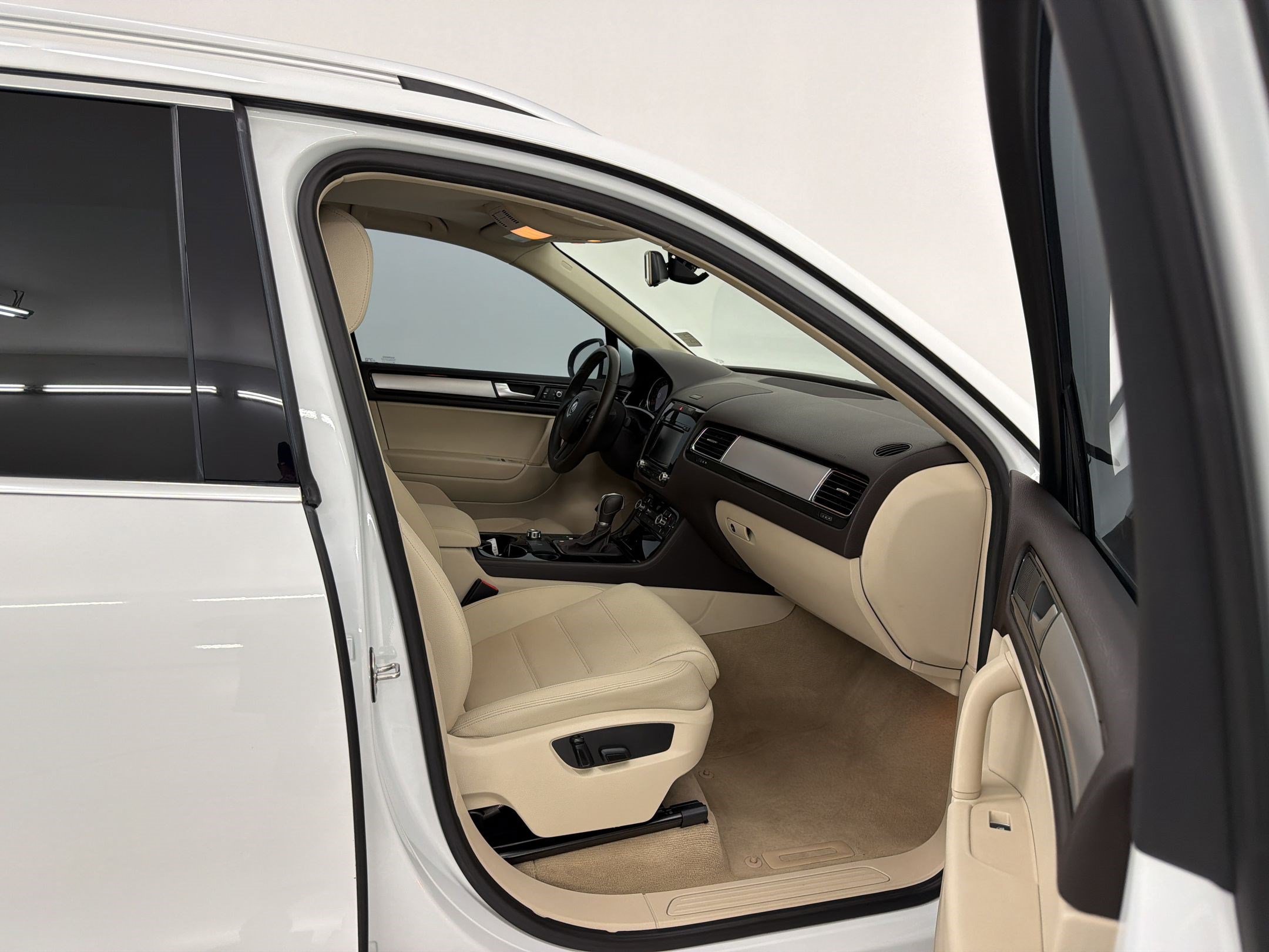 Used 2013 Volkswagen Touareg Sport AWD/4WD image 29