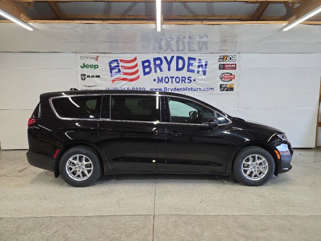 New 2025 Chrysler Pacifica Select image 2