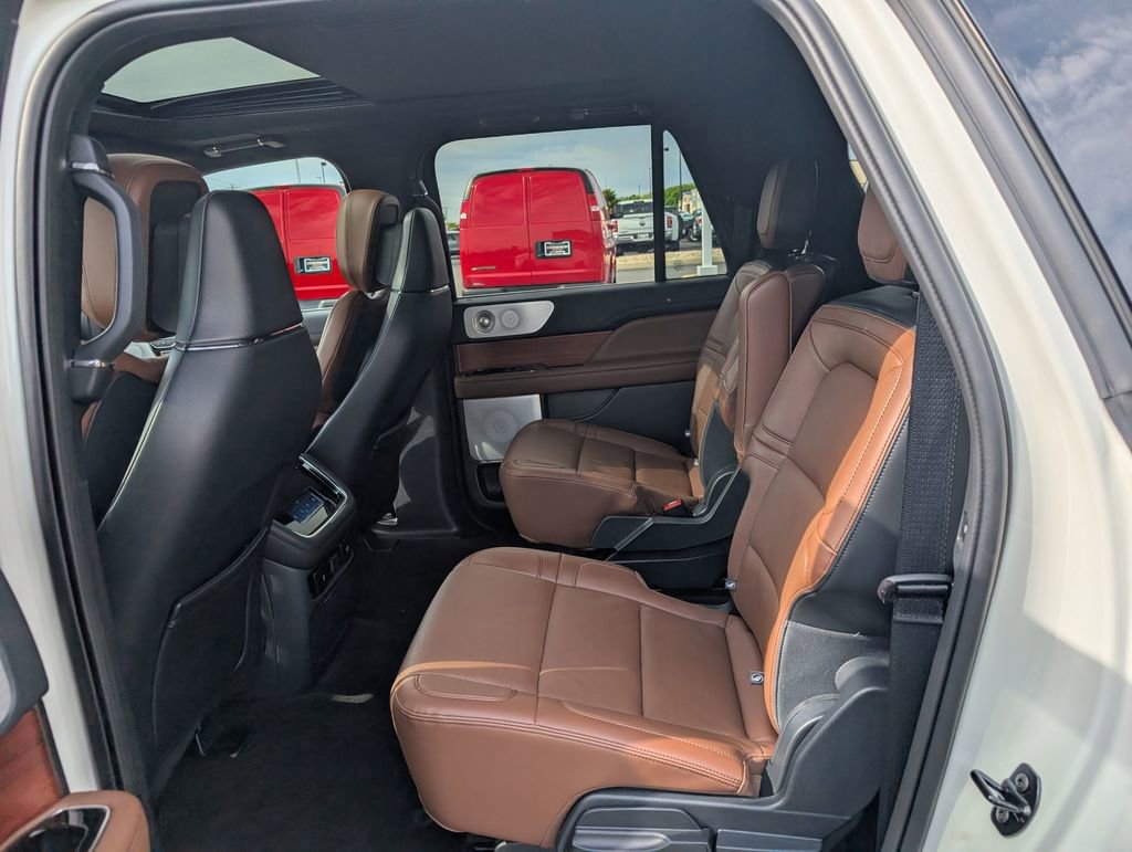 Used 2024 Lincoln Navigator L Reserve AWD/4WD image 10