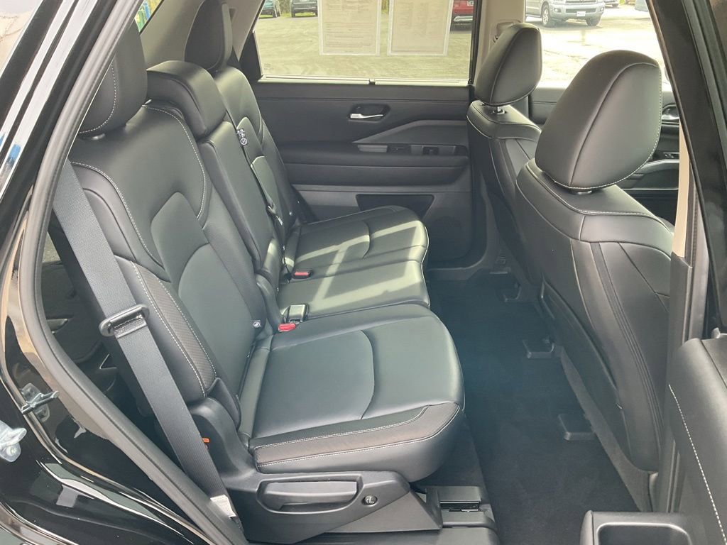 Used 2025 Nissan Pathfinder SL AWD/4WD image 19