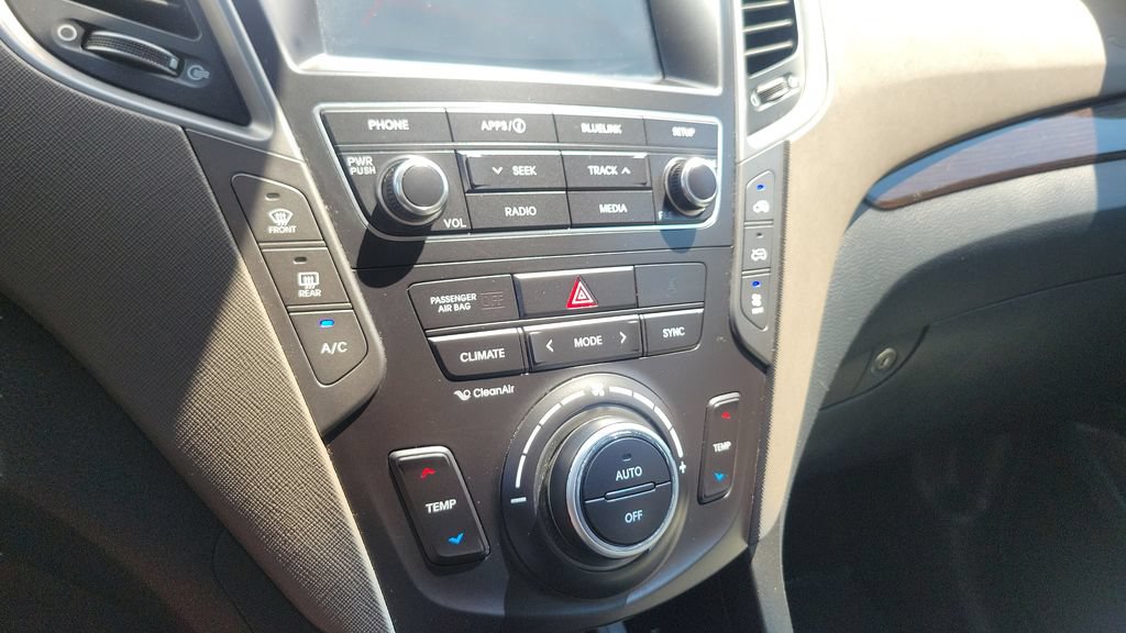 Used 2017 Hyundai Santa Fe SE FWD image 18