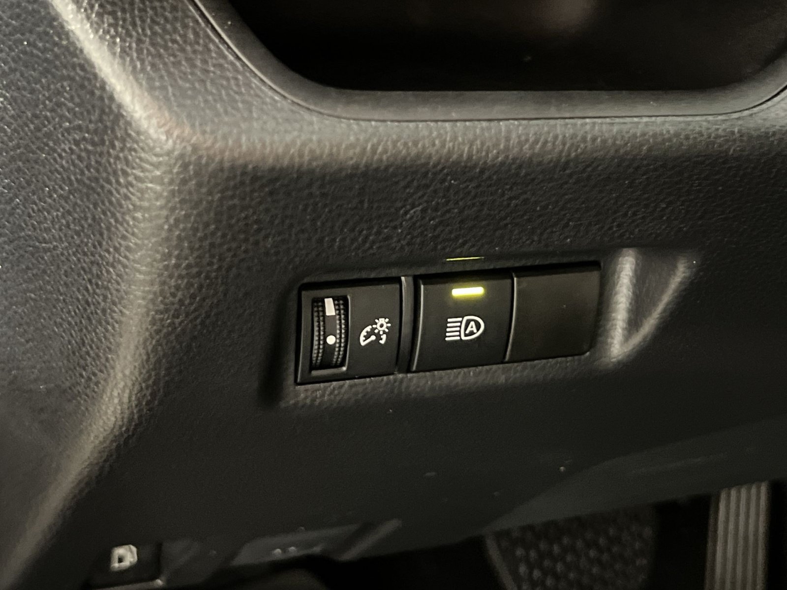 Used 2022 Toyota RAV4 LE AWD/4WD image 32