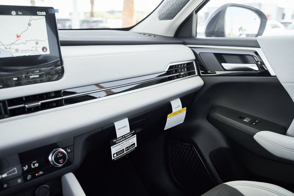 Used 2025 Mitsubishi Outlander SE FWD image 53