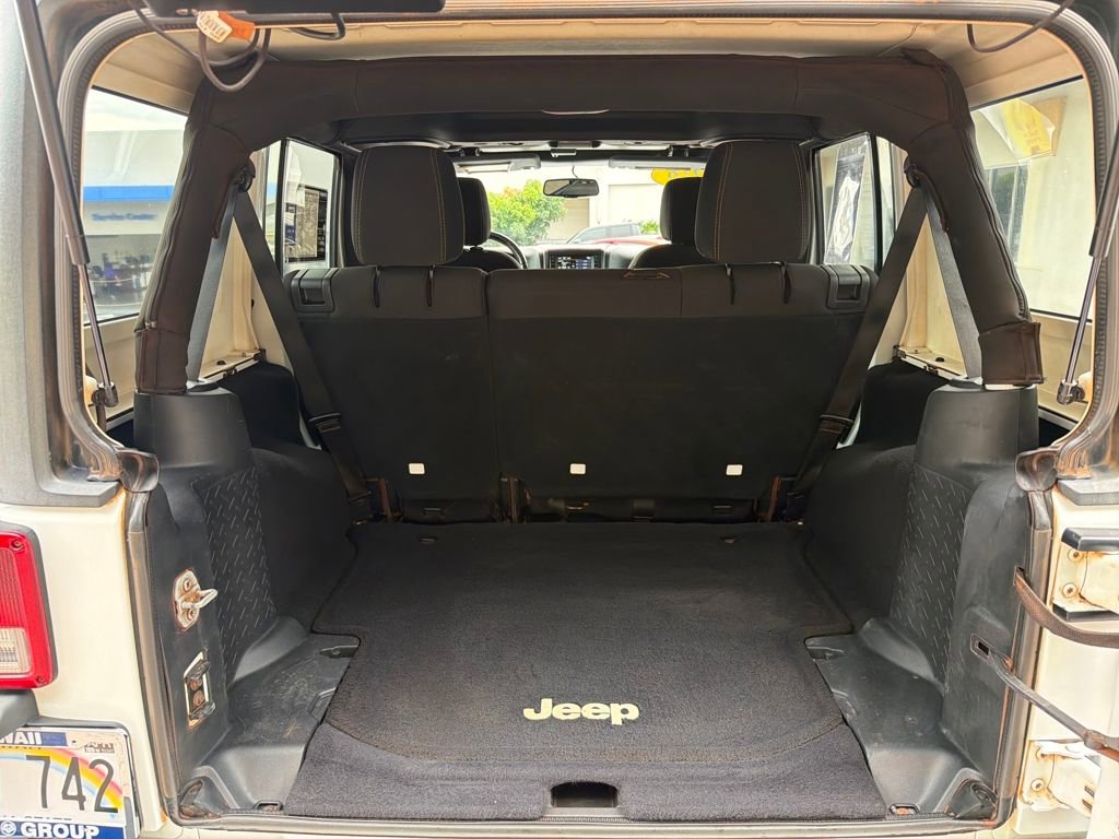 Used 2016 Jeep Wrangler Unlimited Sahara w/ Connectivity Group AWD/4WD image 17