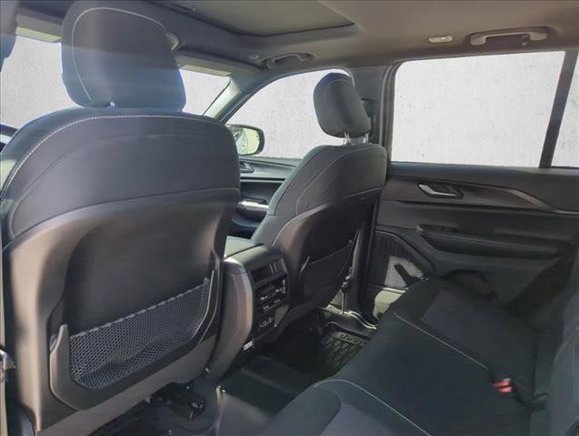Used 2025 Jeep Grand Cherokee Laredo w/ Luxury Tech Group I RWD image 17