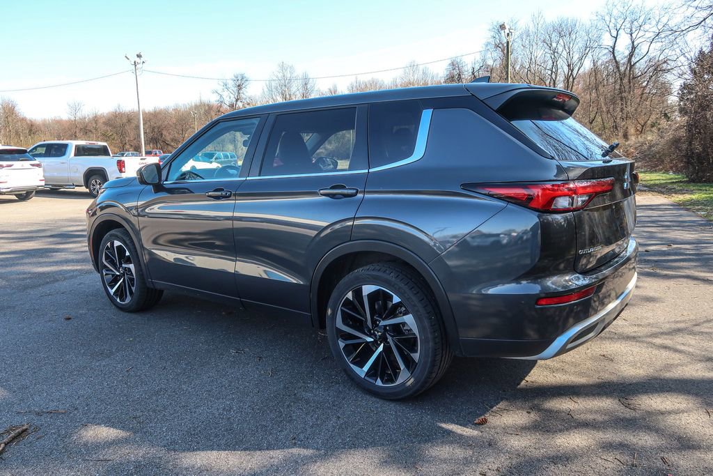Used 2024 Mitsubishi Outlander image 14