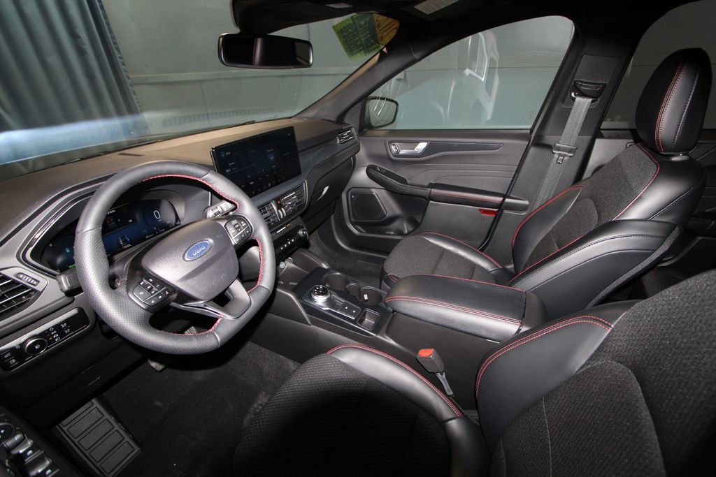 Used 2025 Ford Escape ST-Line Elite image 2