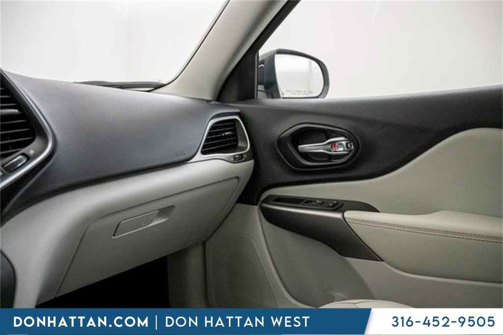 Used 2021 Jeep Cherokee Latitude Lux w/ Comfort/Convenience Group image 17