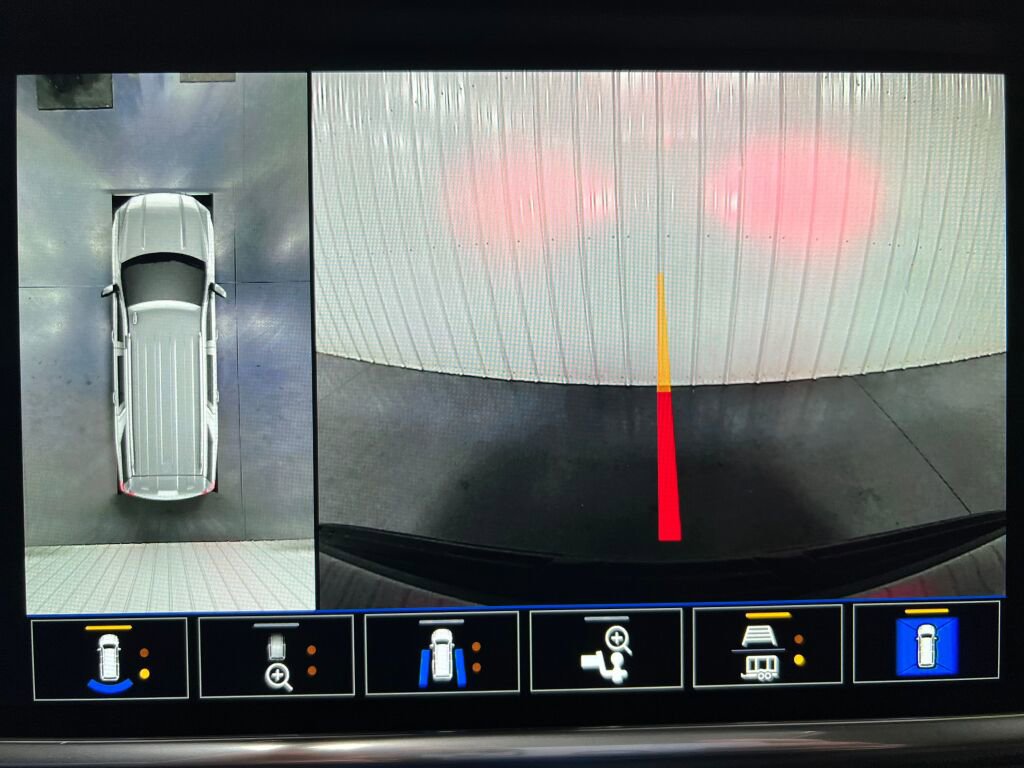 Used 2022 GMC Yukon Denali w/ Denali Premium Package image 10