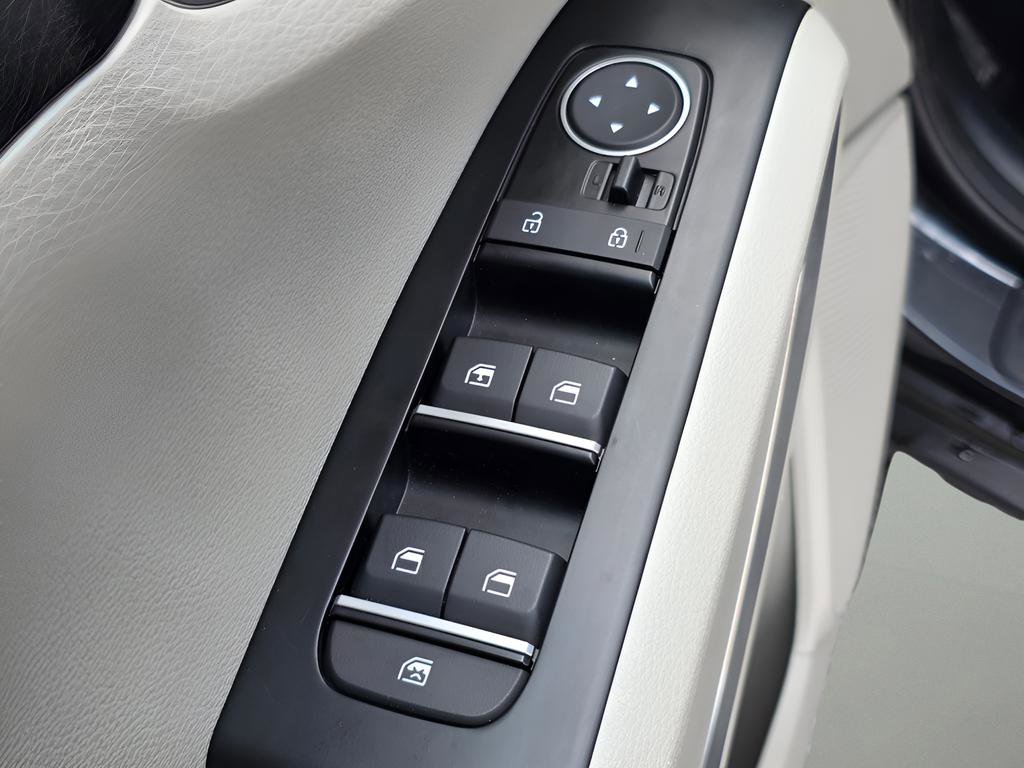 Used 2025 Kia Soul LX FWD image 17