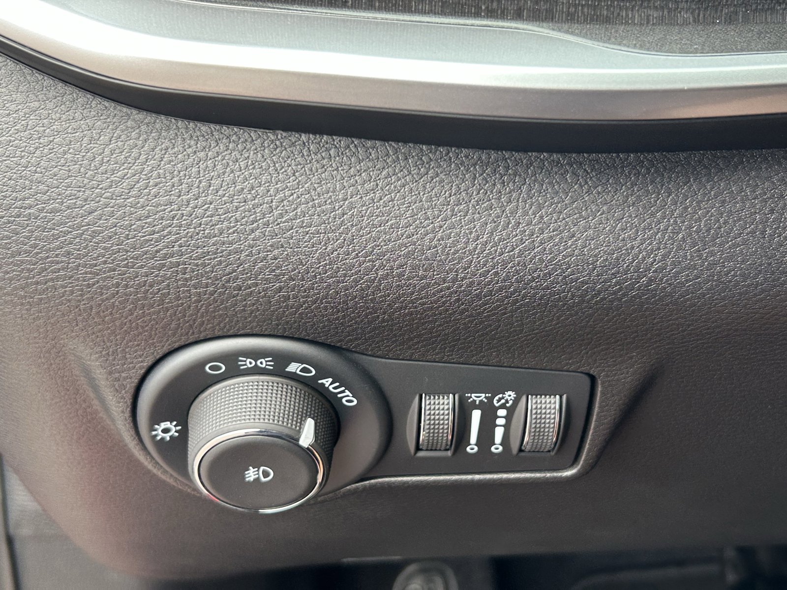 Used 2025 Jeep Compass Latitude AWD/4WD image 31
