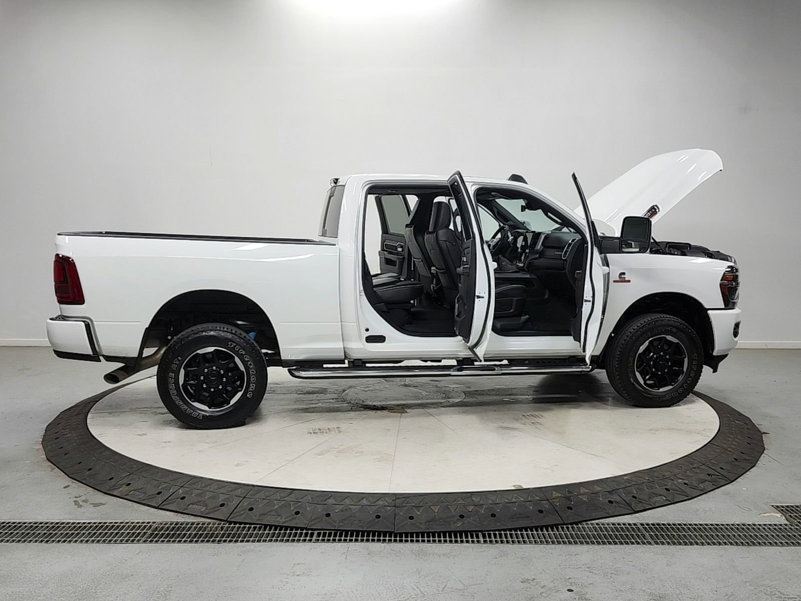 Used 2025 RAM 2500 Laramie AWD/4WD image 16