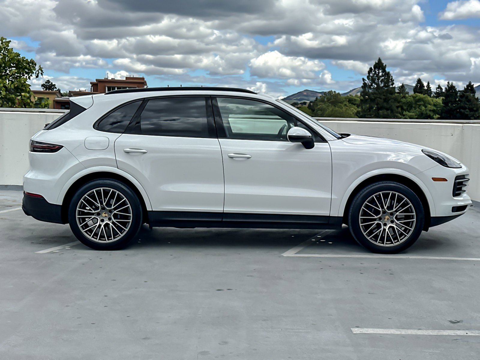 Certified 2023 Porsche Cayenne Platinum Edition image 9