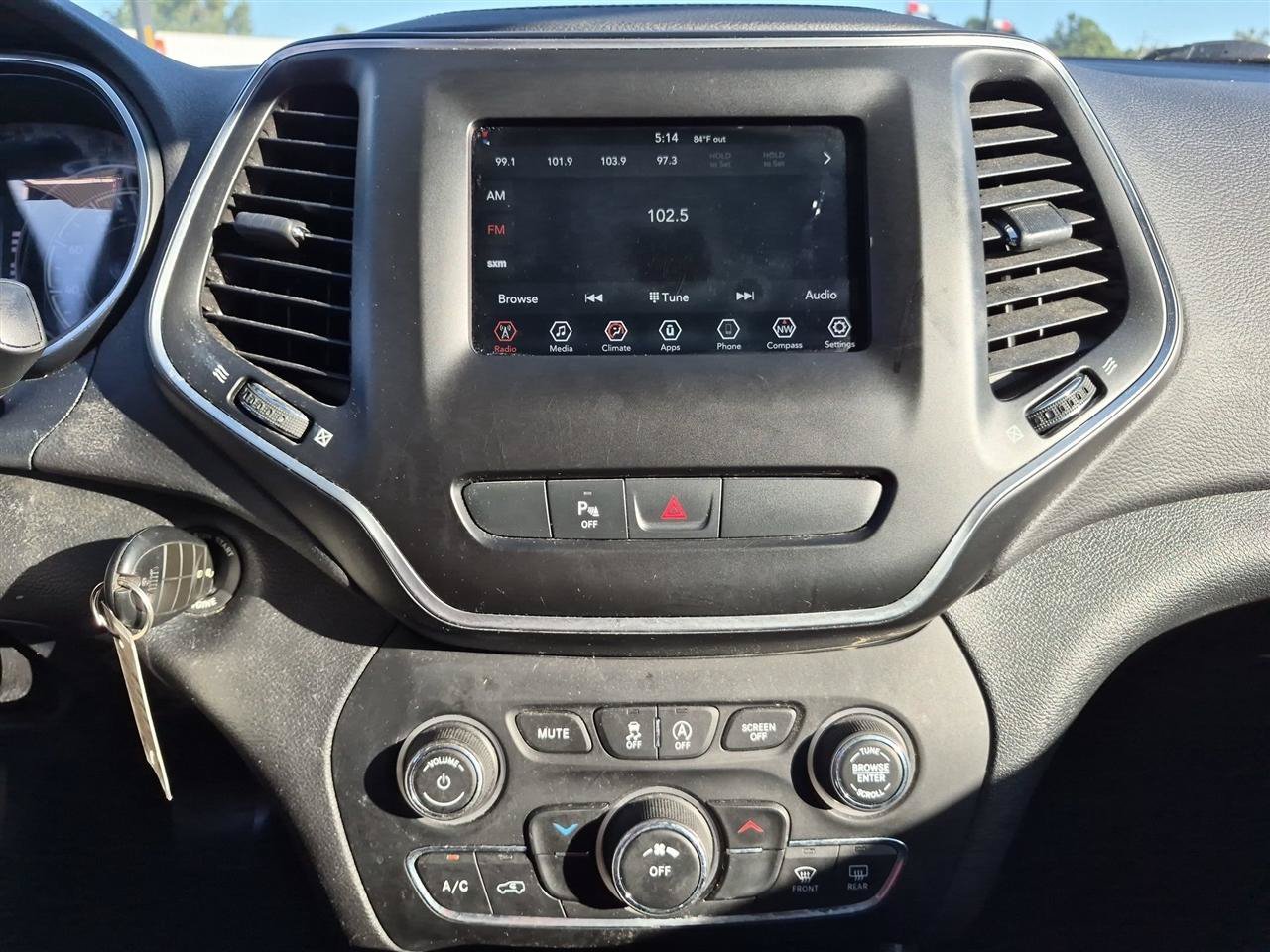 Used 2019 Jeep Cherokee Latitude w/ Popular Appearance Group FWD image 22