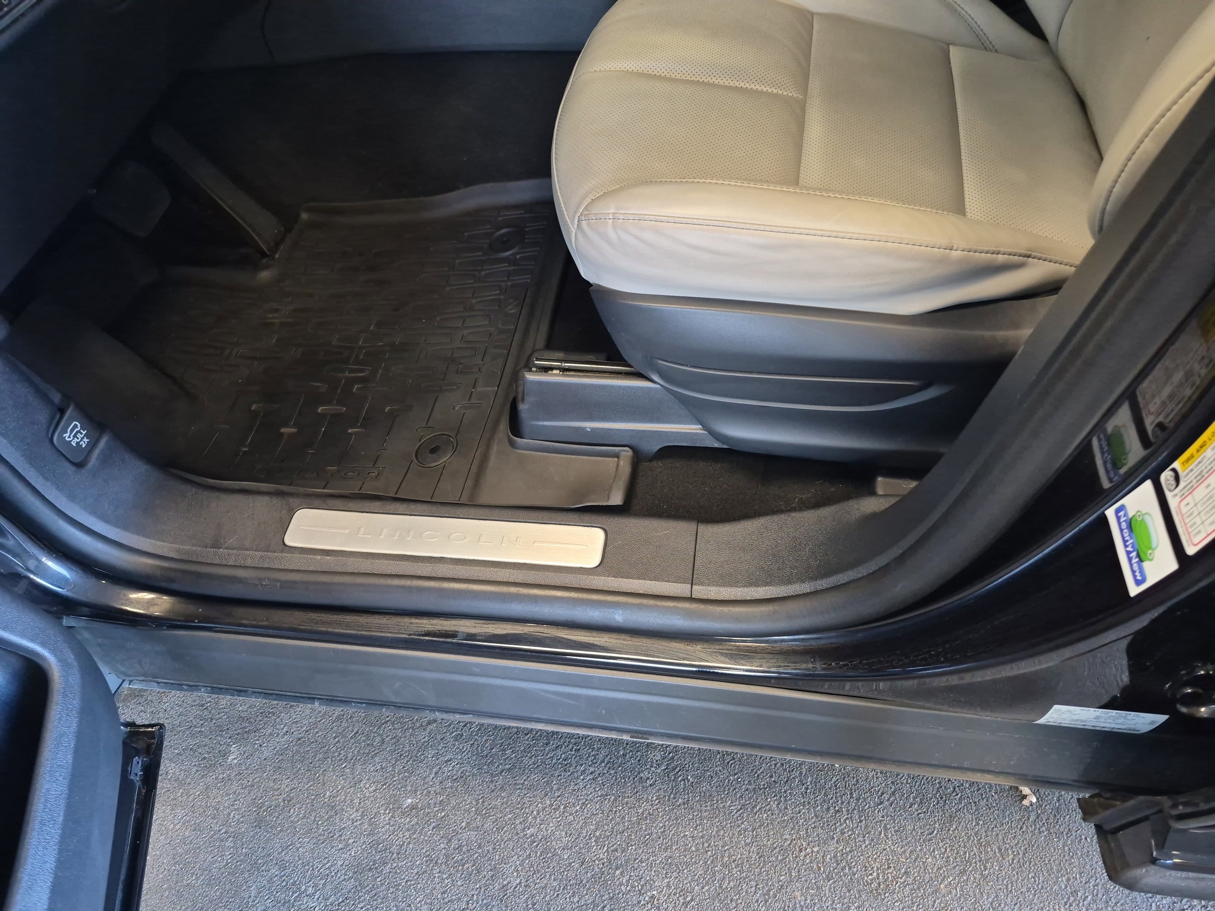 Used 2025 Lincoln Aviator AWD w/ Jet Appearance Package image 12