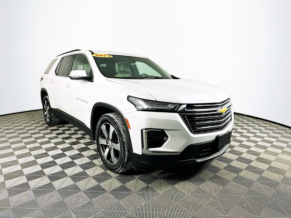 Used 2023 Chevrolet Traverse LT w/ LT Premium Package image 3