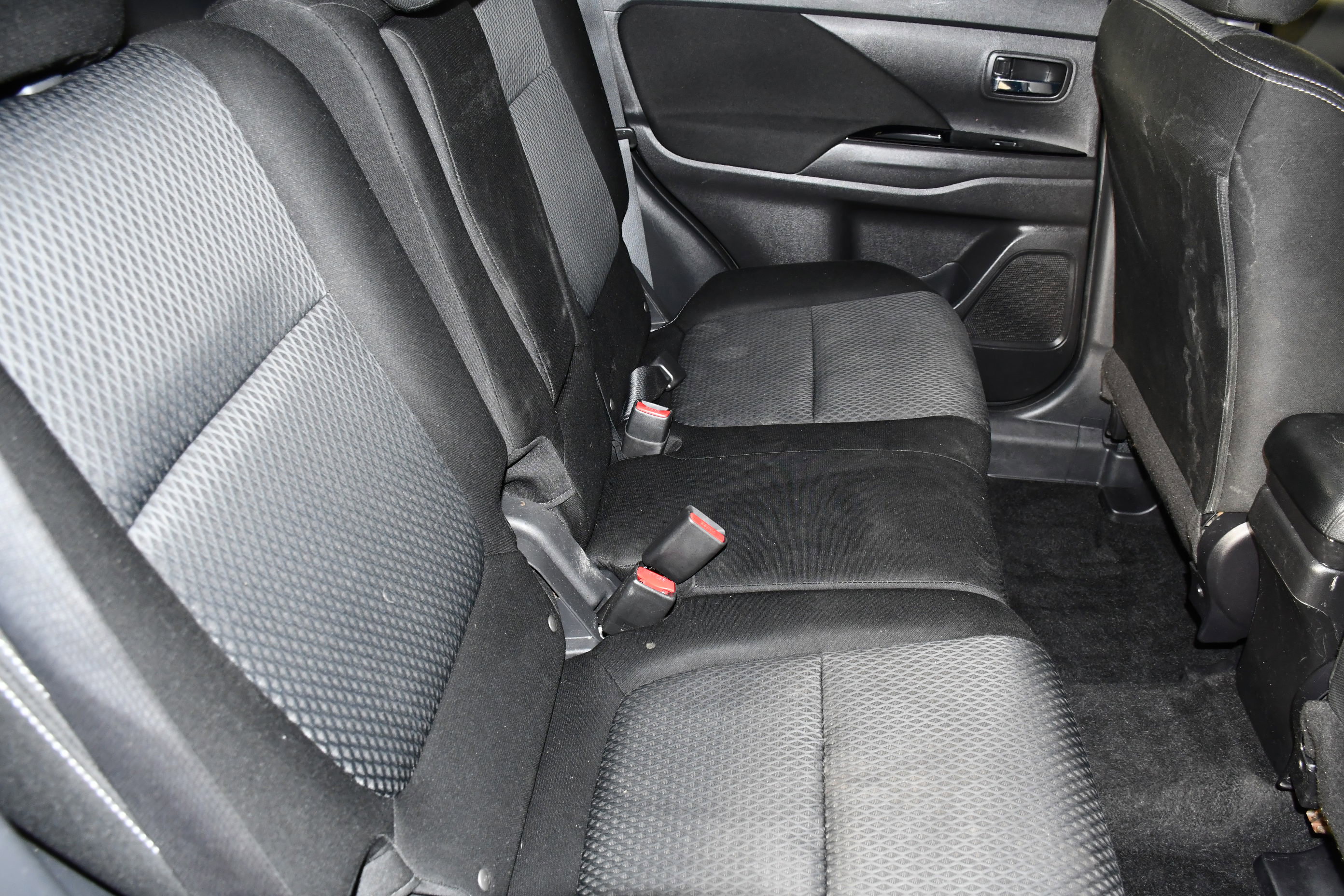 Used 2018 Mitsubishi Outlander LE AWD/4WD image 45