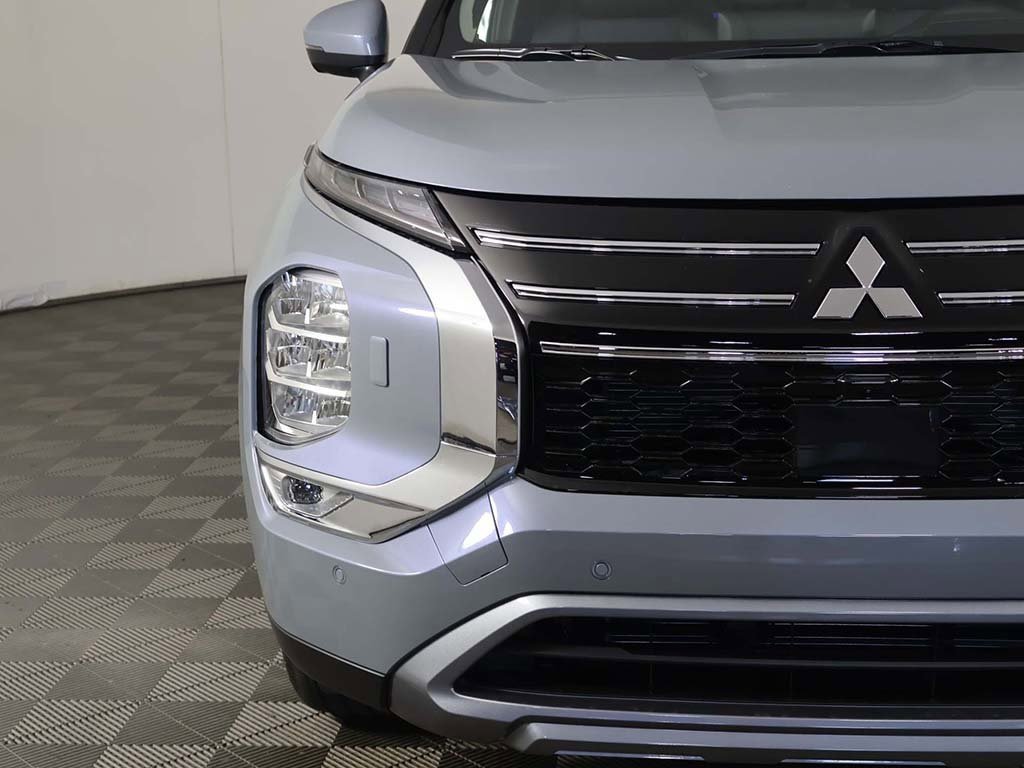 New 2025 Mitsubishi Outlander SE image 14