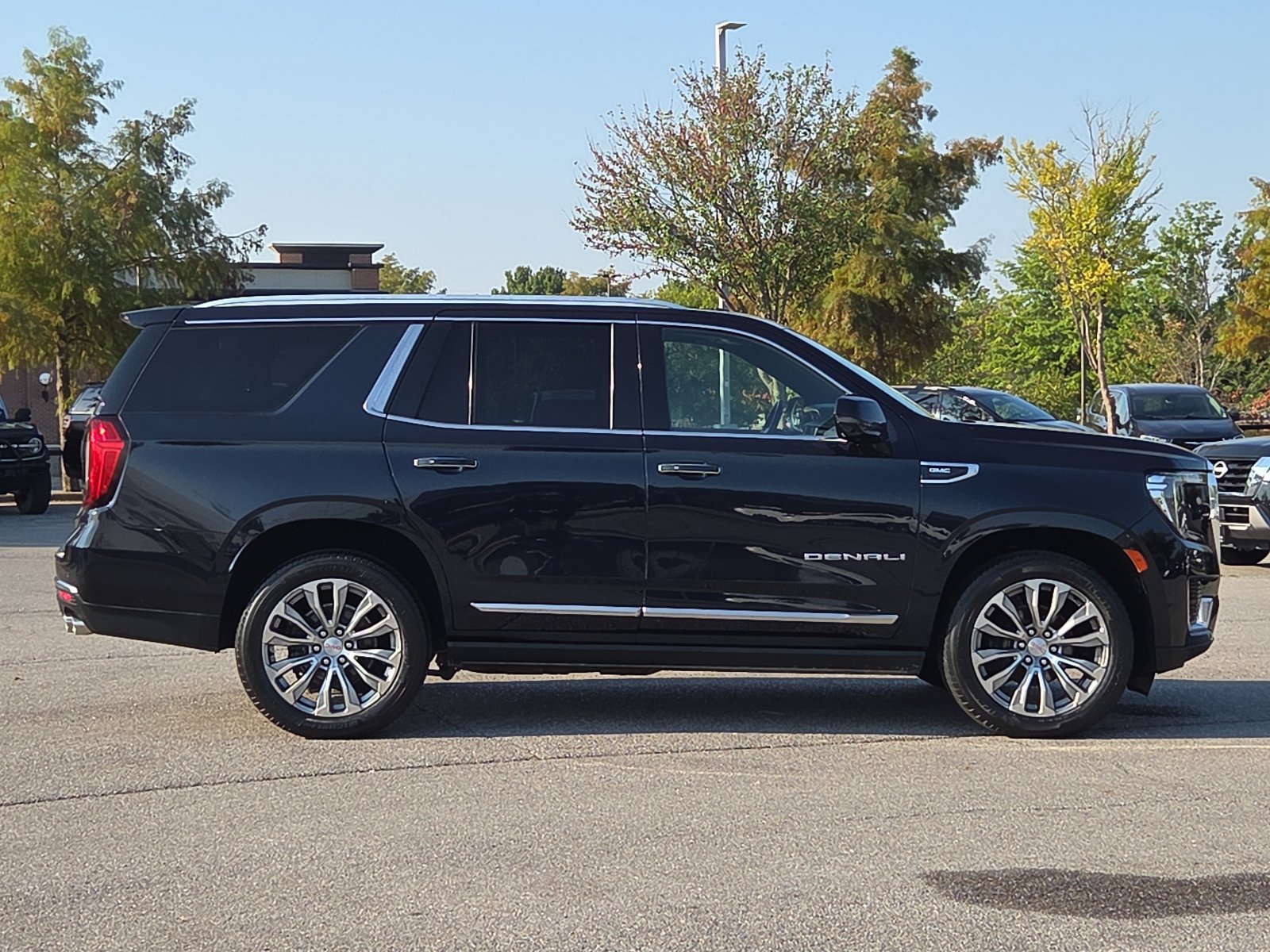 Used 2022 GMC Yukon Denali w/ Denali Premium Package AWD/4WD image 6