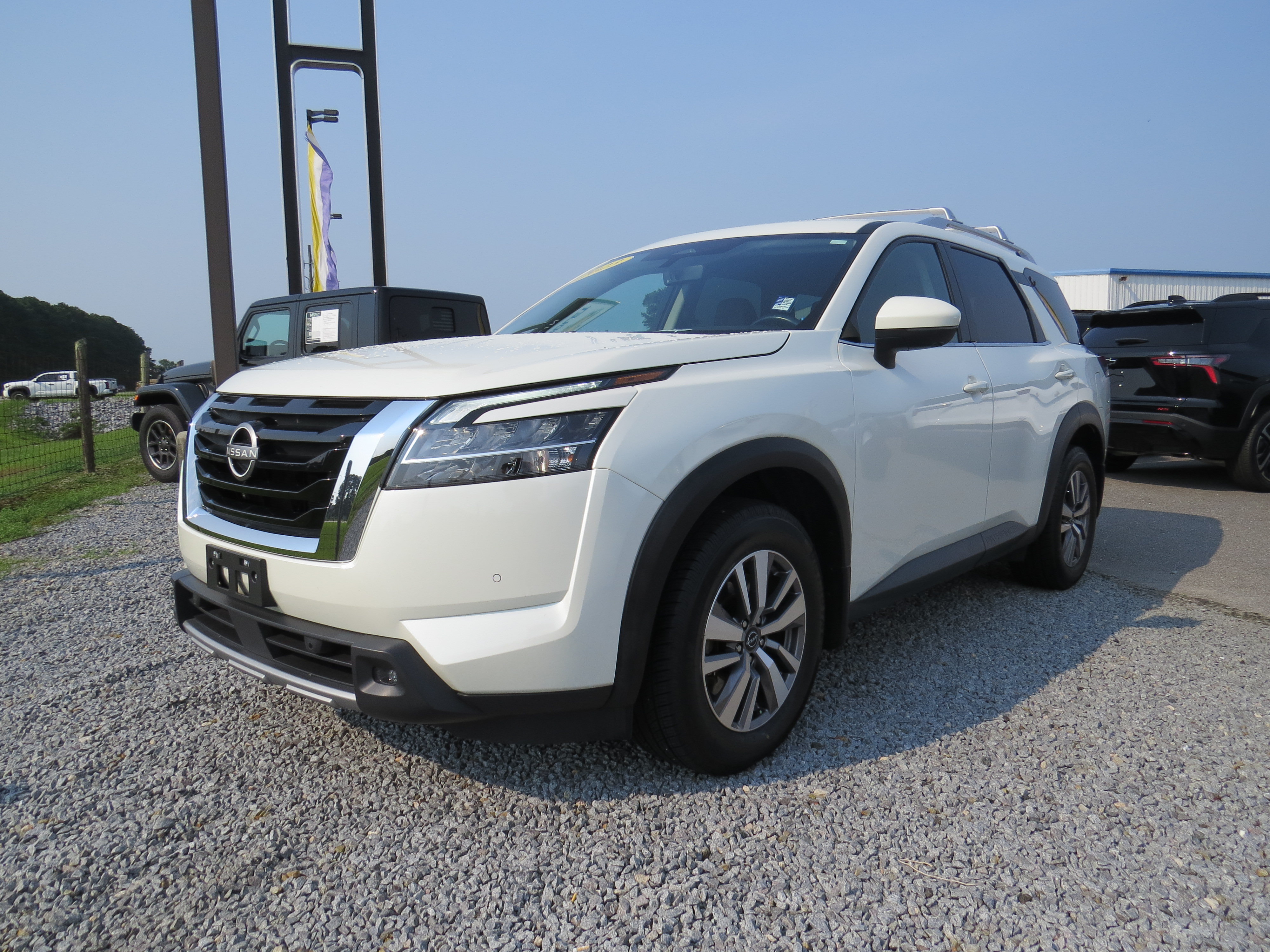 Used 2023 Nissan Pathfinder SL AWD/4WD image 5