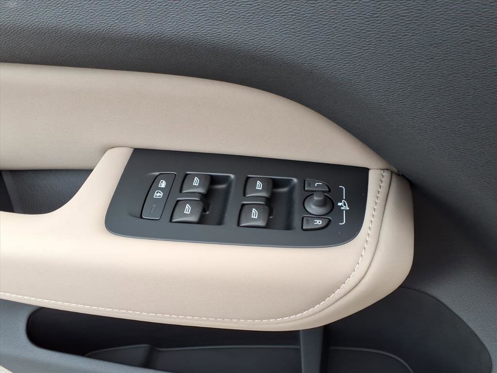 New 2026 Volvo XC60 B5 Plus w/ Protection Package Premier image 21