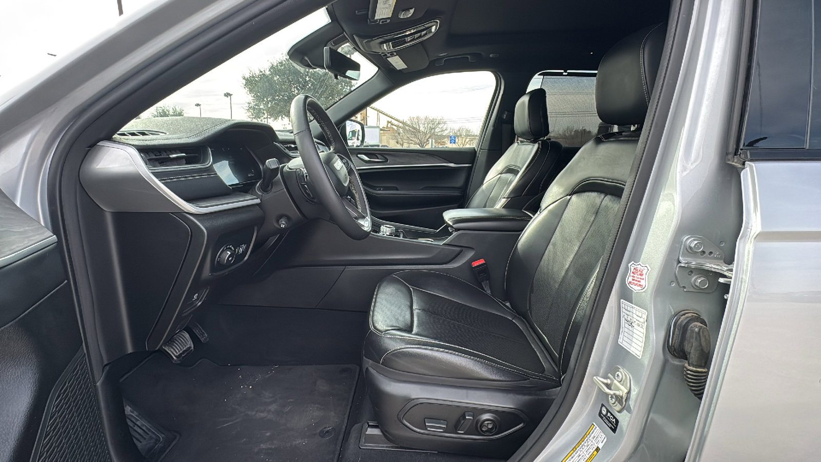 Certified 2024 Jeep Grand Cherokee L Limited w/ Luxury Tech Group II image 9