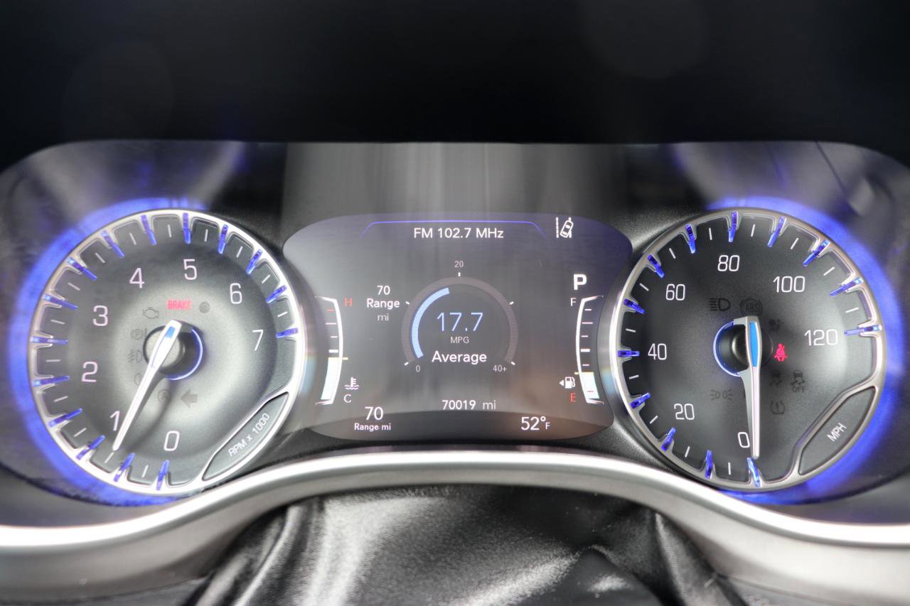 Used 2023 Chrysler Pacifica Touring-L image 32