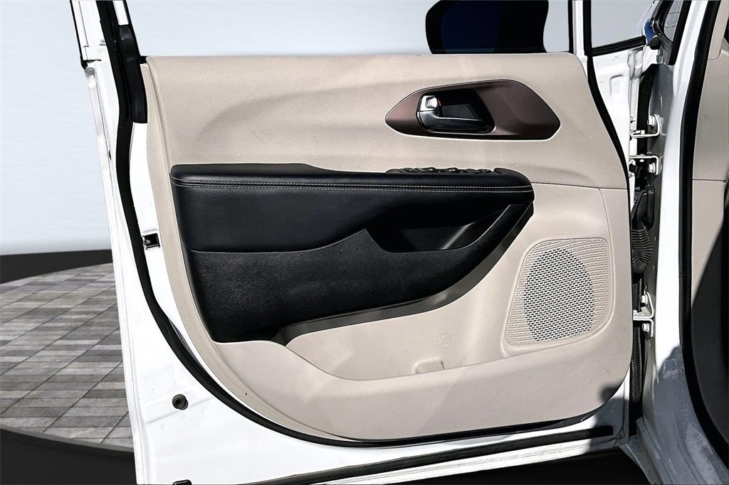 Certified 2023 Chrysler Voyager LX image 24