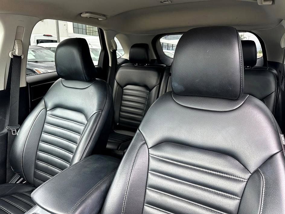 Used 2022 Ford Edge SEL image 17