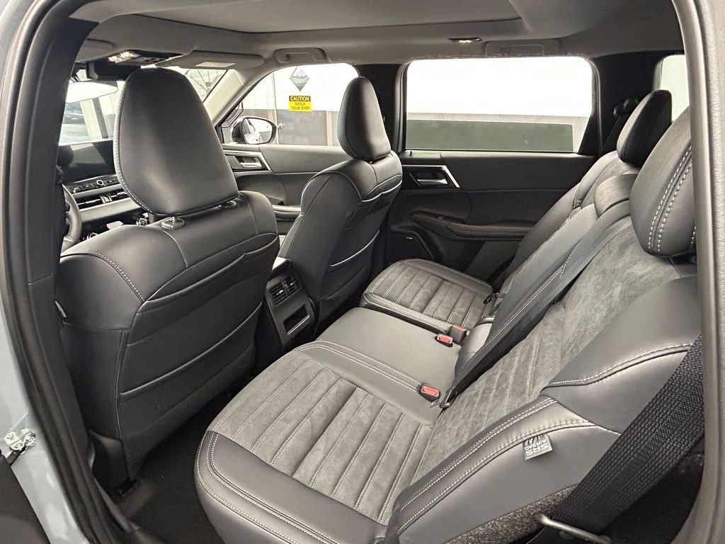 New 2025 Mitsubishi Outlander AWD image 40