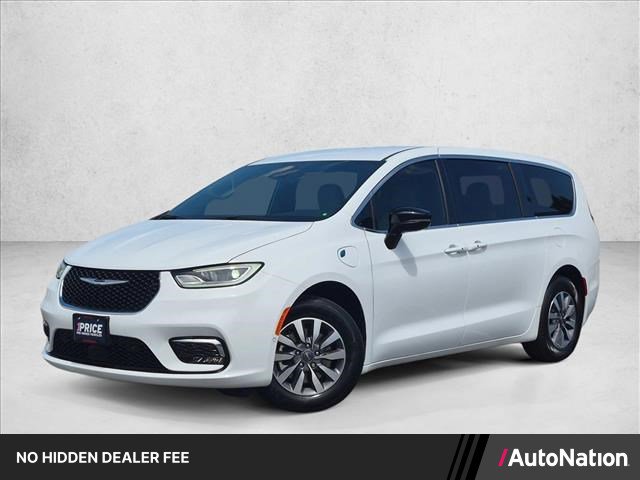 Used 2025 Chrysler Pacifica Select
