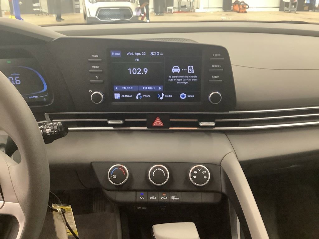 Used 2024 Hyundai Elantra SE FWD image 9
