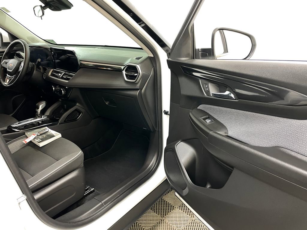Certified 2025 Chevrolet TrailBlazer LT w/ LT Cold Weather Package FWD image 34