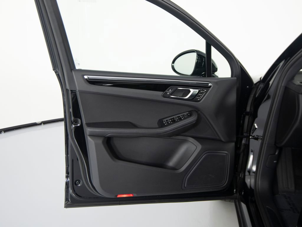 Certified 2025 Porsche Macan image 18