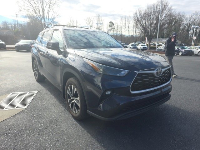Used 2024 Toyota Highlander XLE image 2