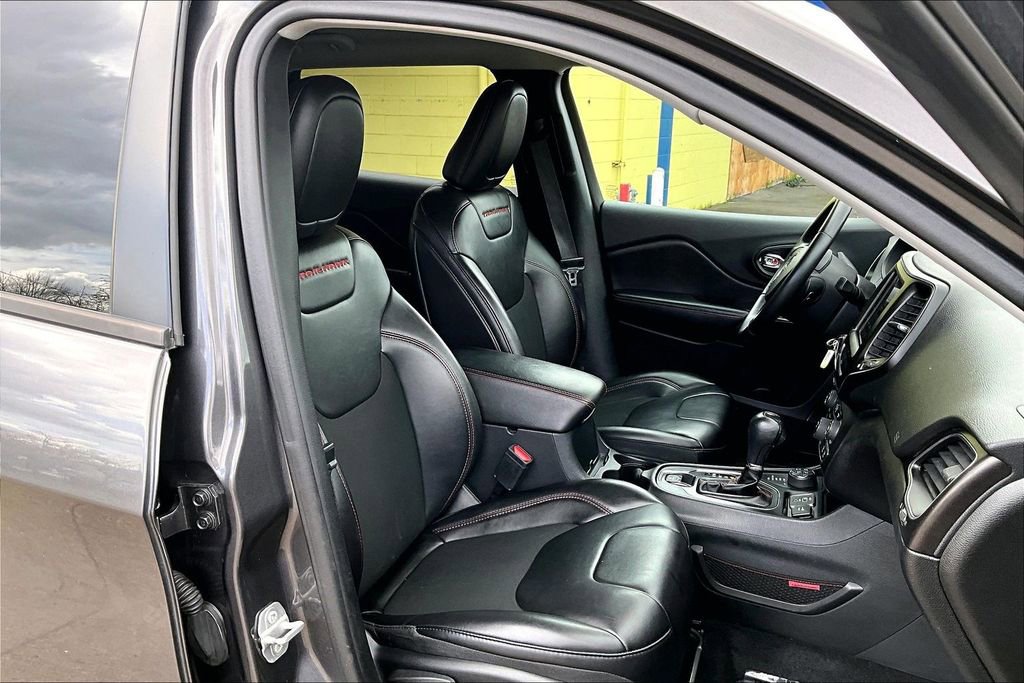 Used 2019 Jeep Cherokee Trailhawk w/ Cold Weather Group AWD/4WD image 10
