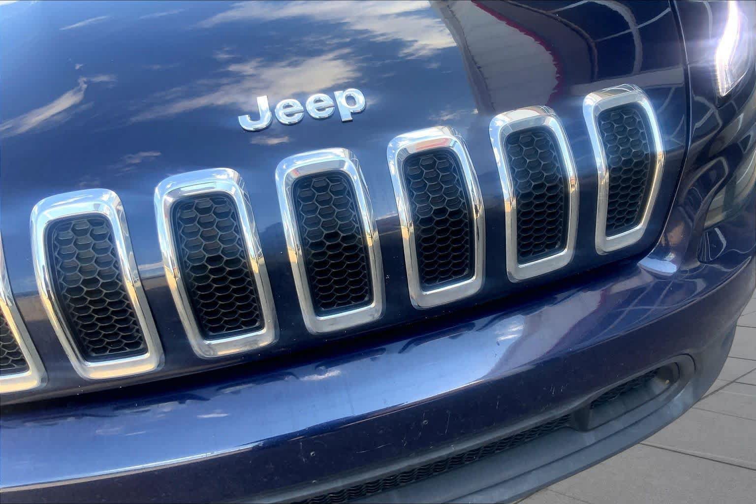 Used 2015 Jeep Cherokee Latitude FWD image 28