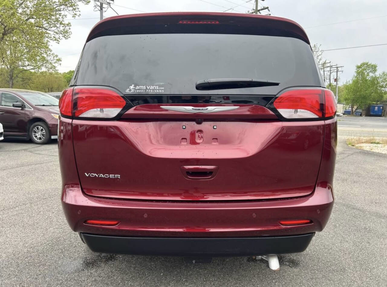 Used 2023 Chrysler Voyager LX FWD image 9