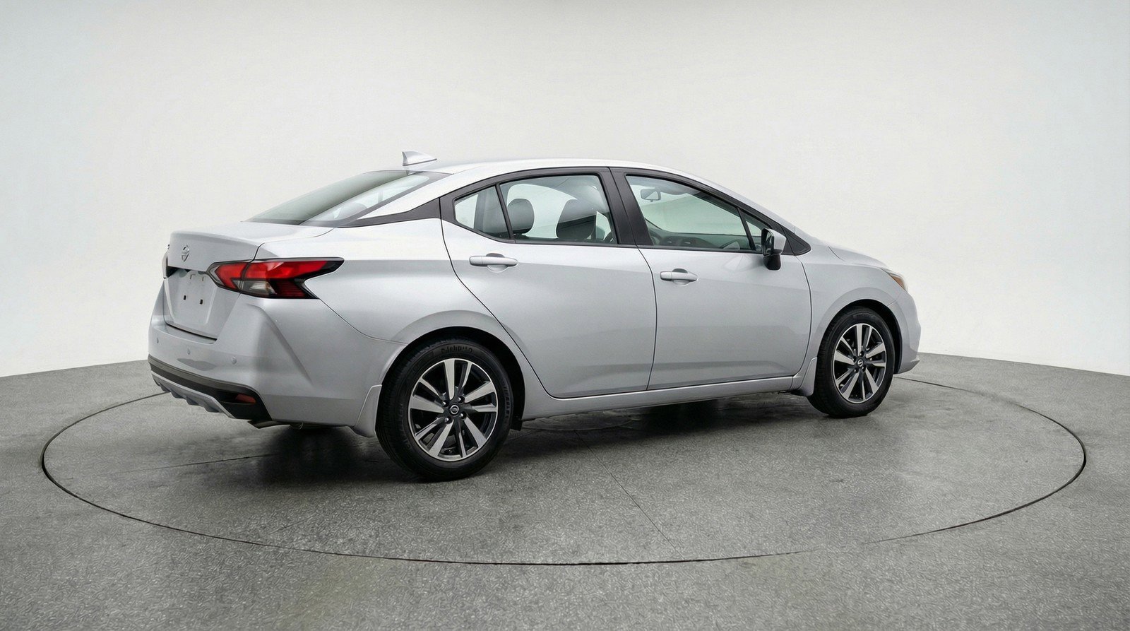 Used 2025 Nissan Versa SV image 9